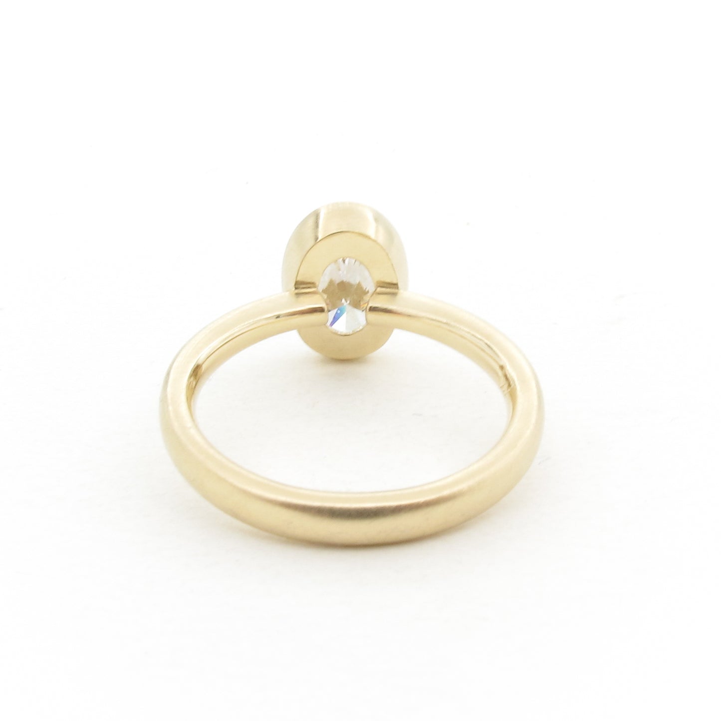 Oval Semi-Mount with delicate tapered band