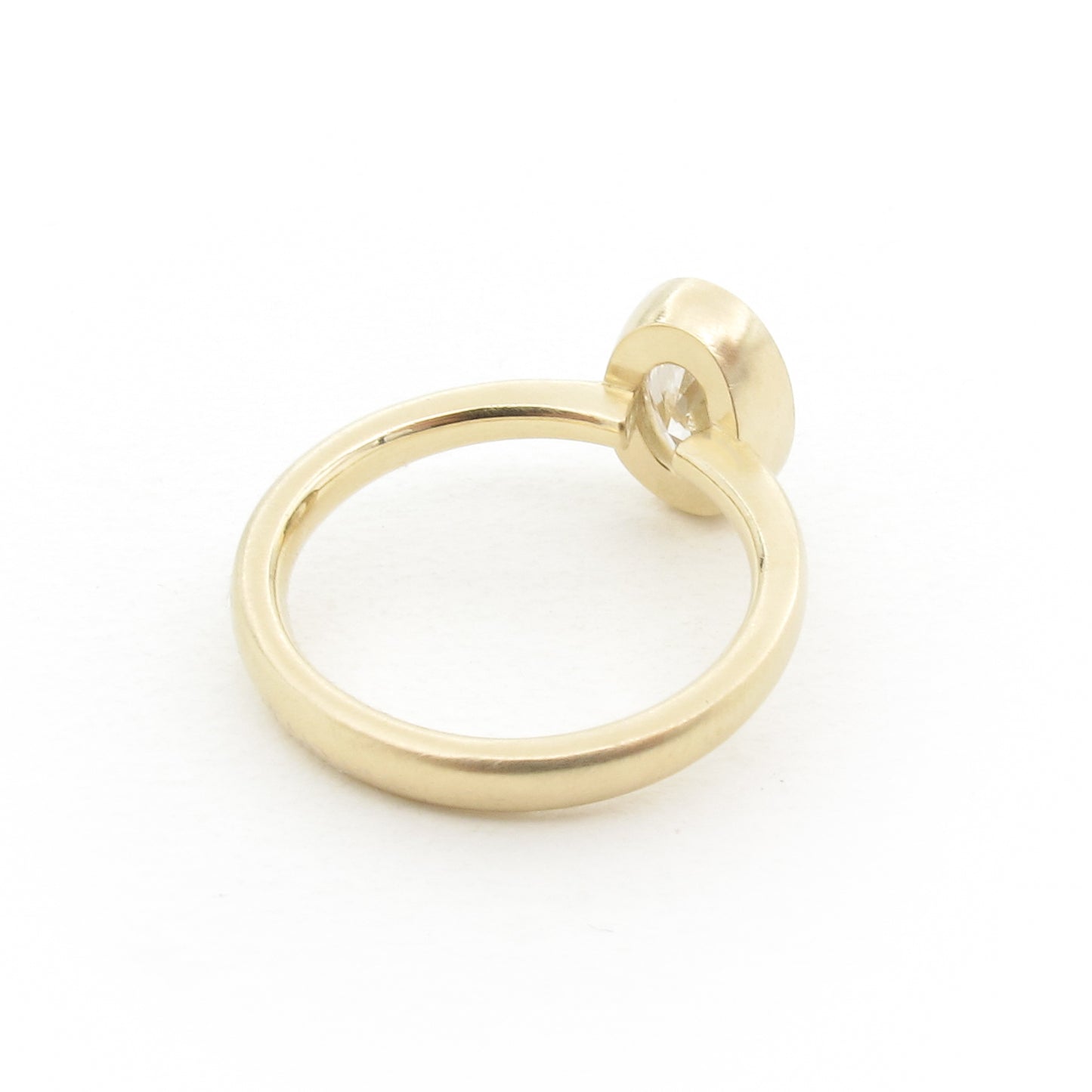 Oval Semi-Mount with delicate tapered band