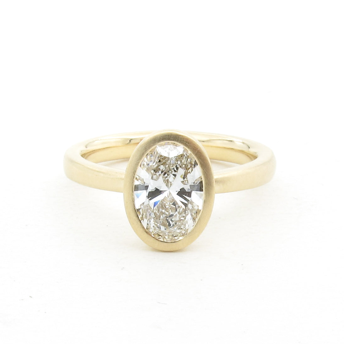 Oval Semi-Mount with delicate tapered band